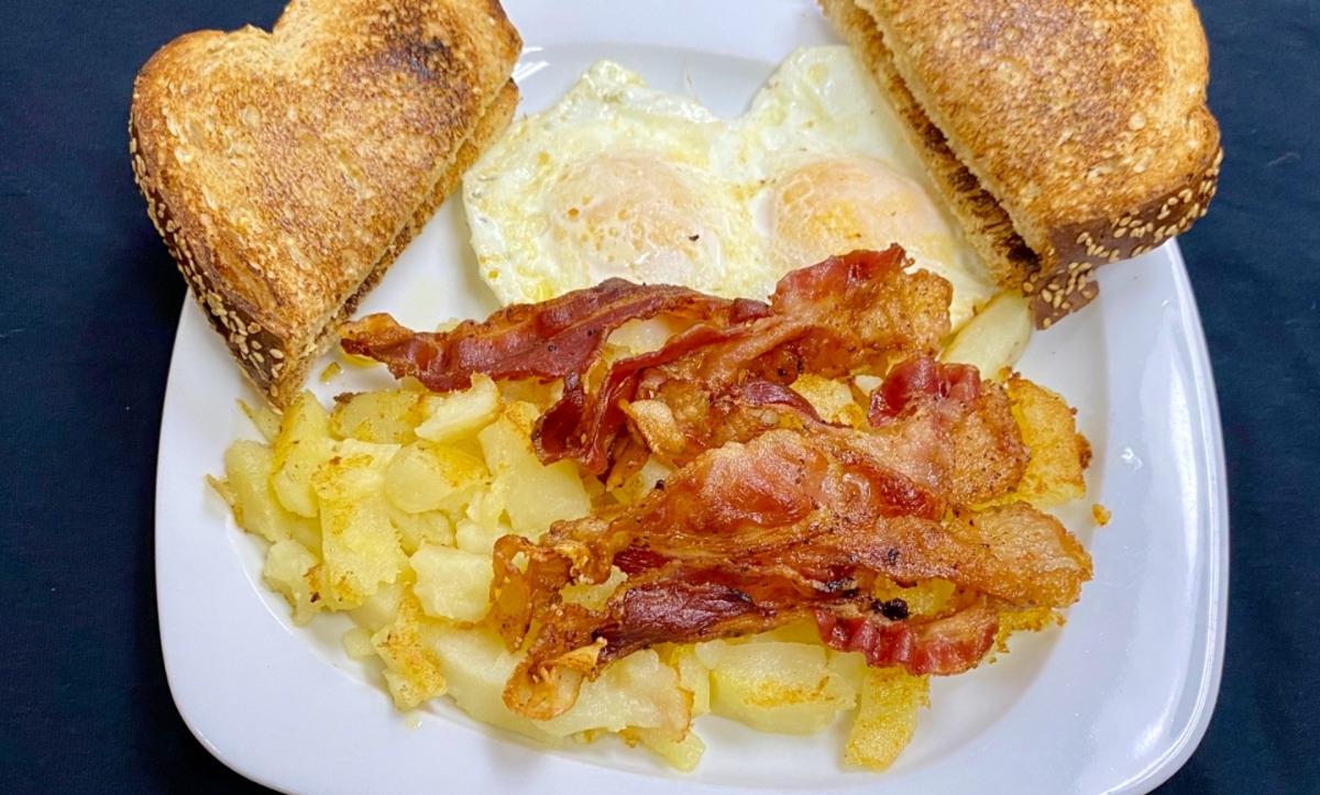 2 Eggs w/ Meat