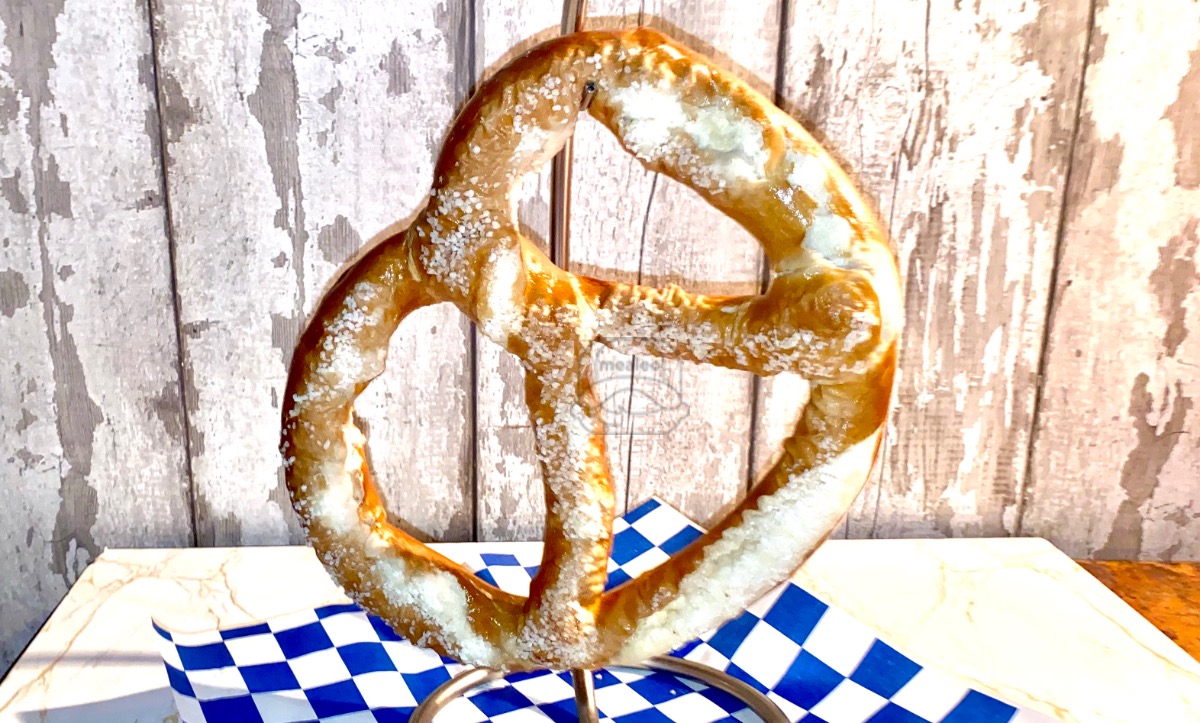 Giant Bavarian Pretzel & Gruyere Dip