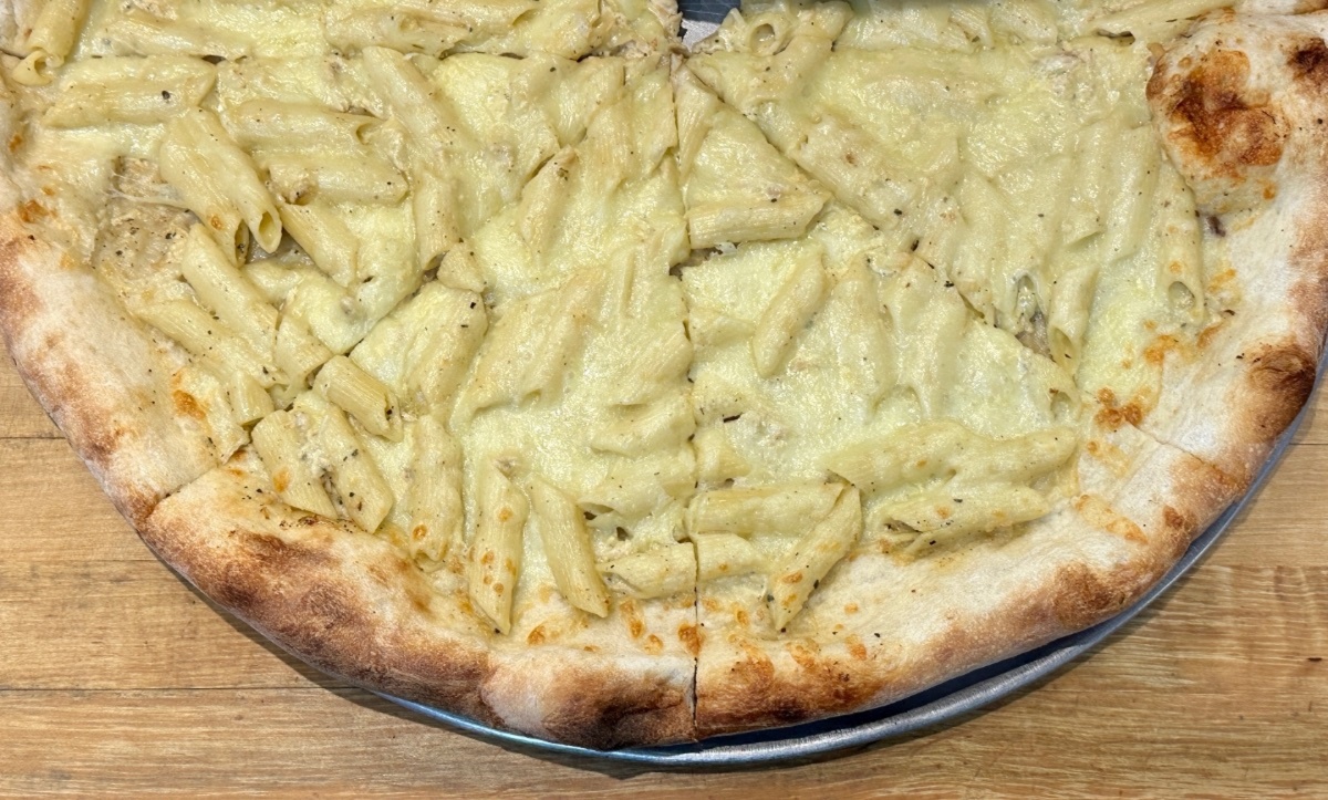 Chicken Alfredo w/ Ziti Pizza