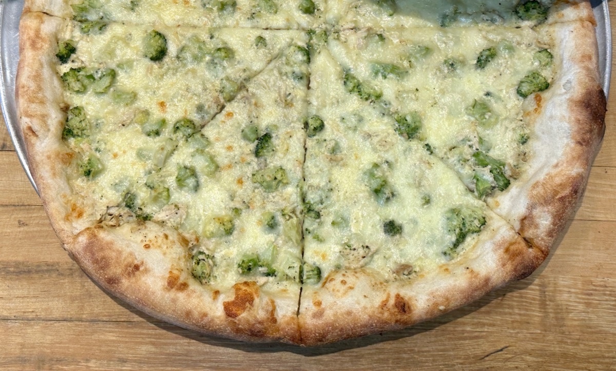 Chicken Alfredo w/ Broccoli & Ziti Pizza