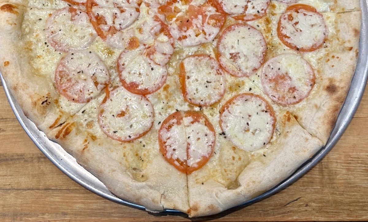 White Tomato Basil & Fresh Garlic Pizza