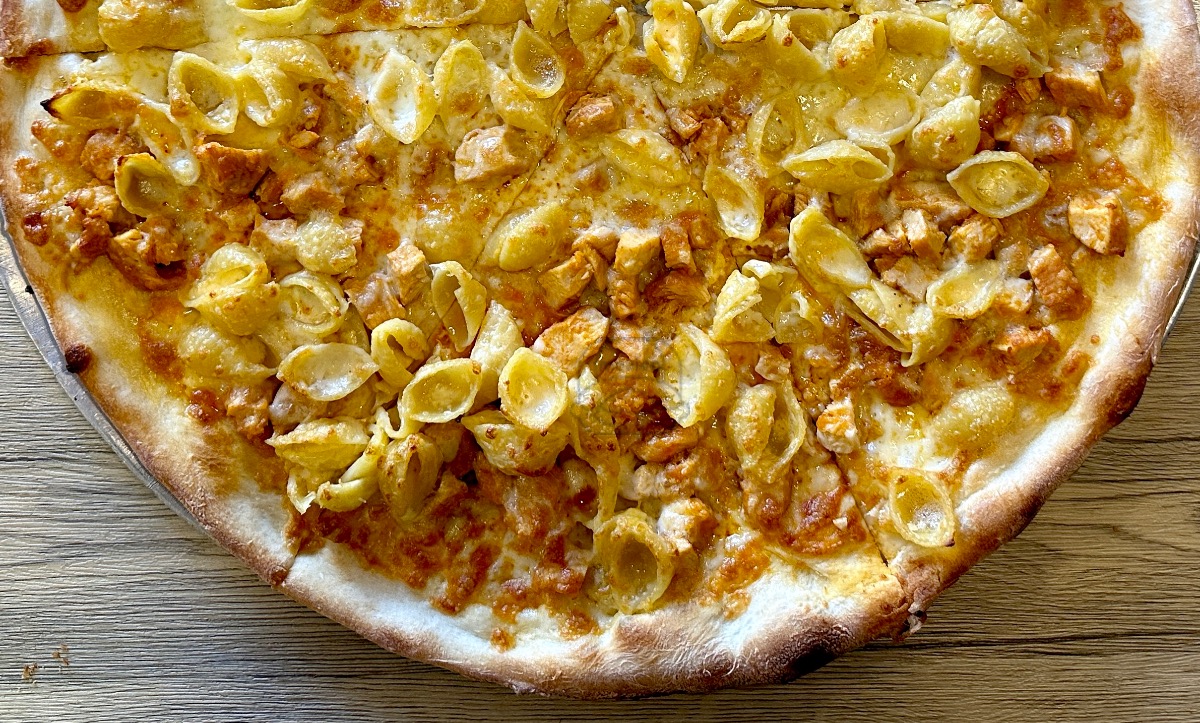 Buffalo Mac N Cheese Pizza