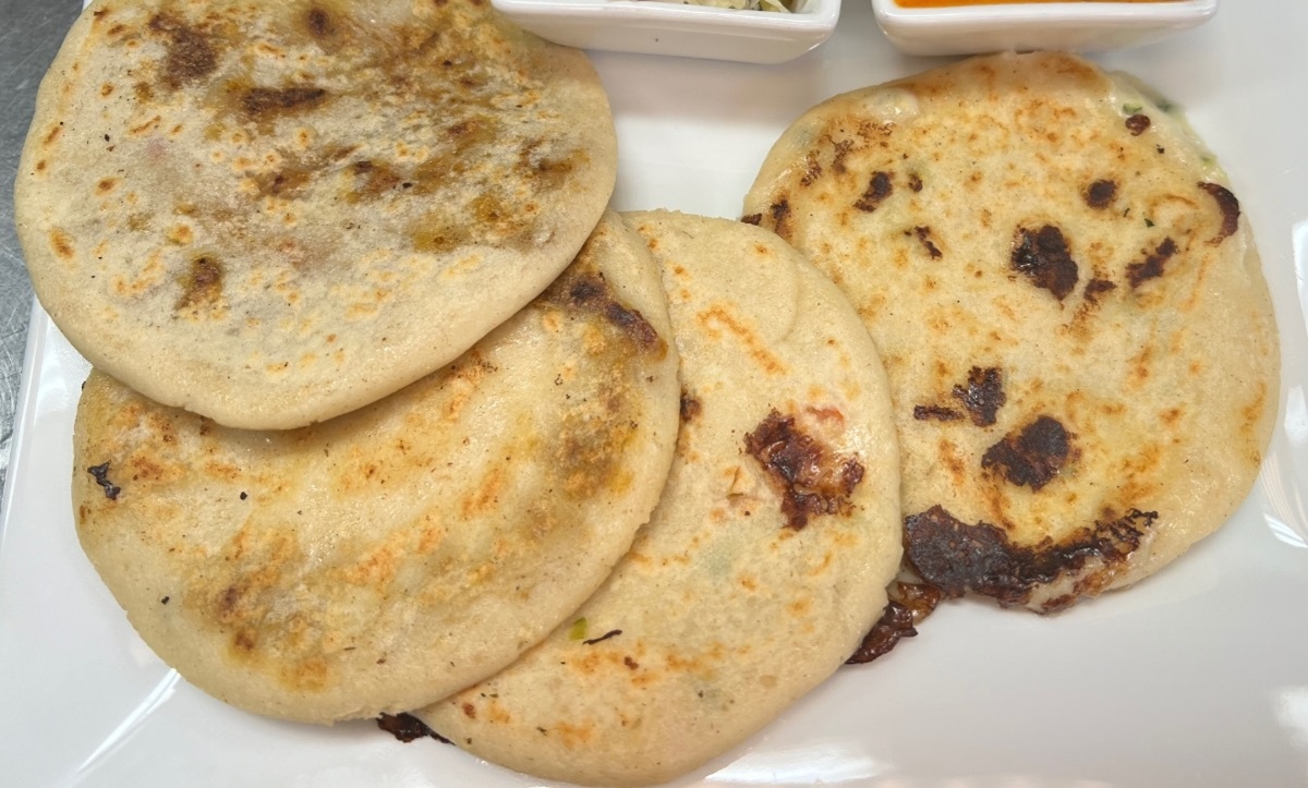Frijoles con Queso Pupusa