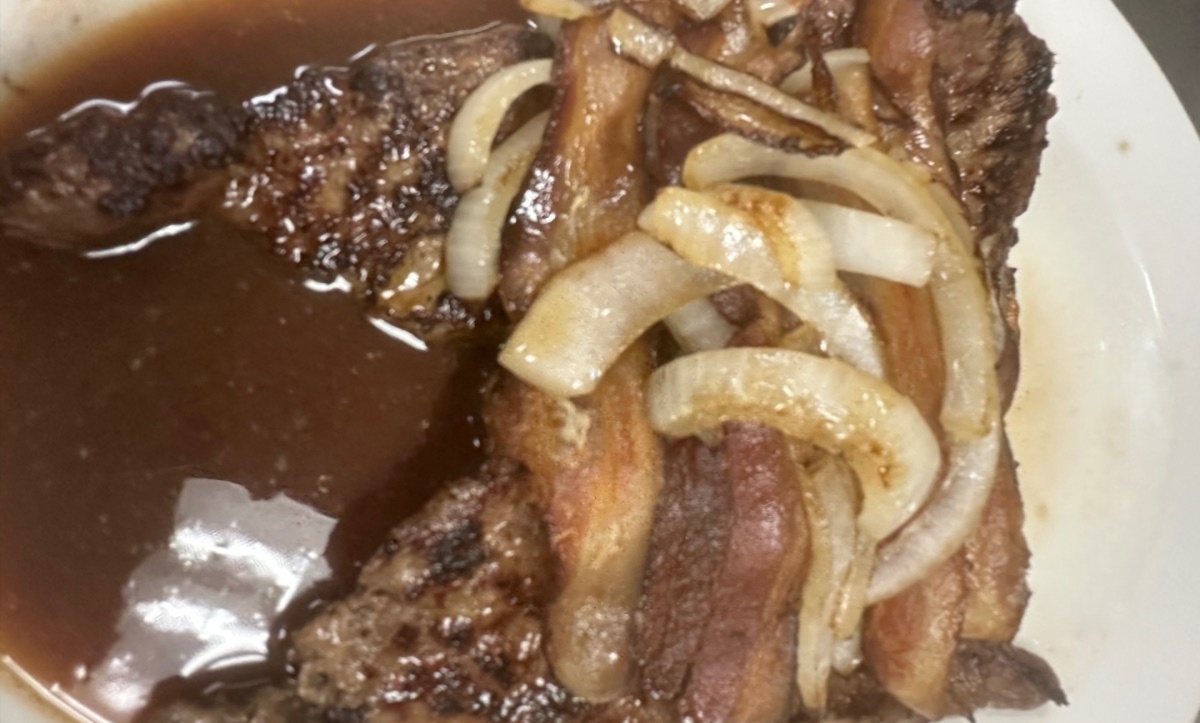 Broiled Liver with Onions and Bacon