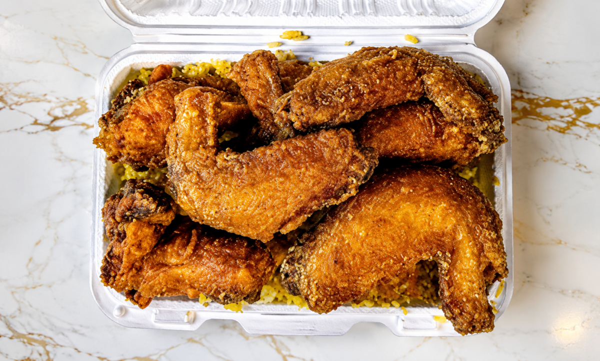 11c. Fried Chicken Wings (8) w. Pork Fried Rice