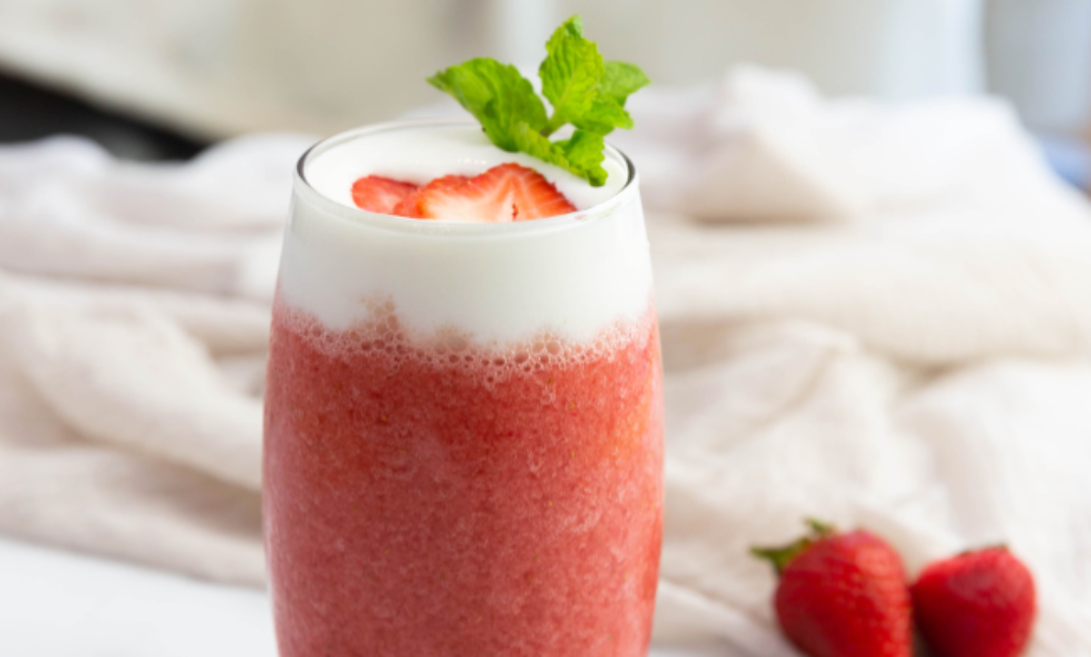Fresh Strawberry Yogurt Smoothie