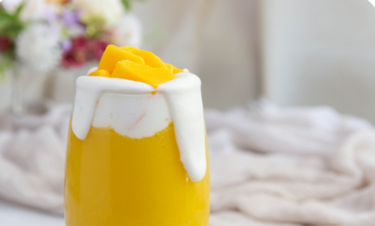 Fresh Mango Yogurt Smoothie