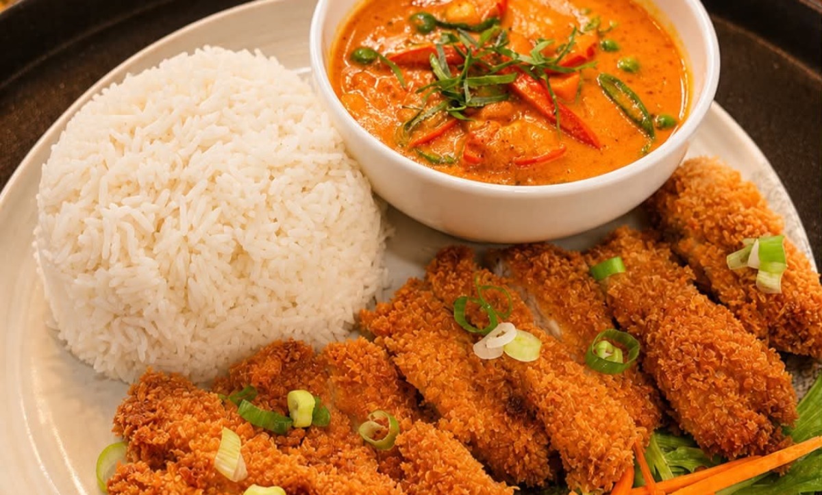 Crispy Chicken Paneang Curry