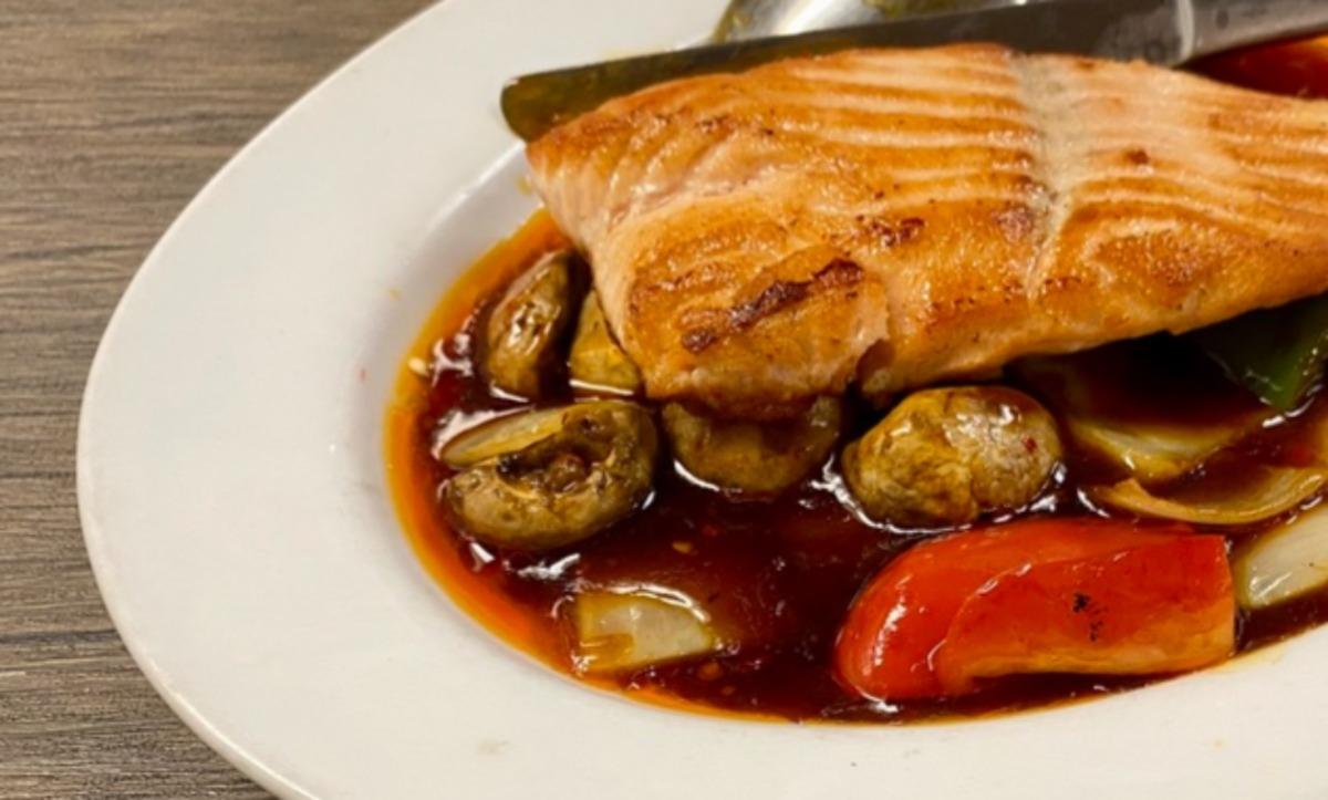 Wok Seared Salmon with Garlic Sauce*