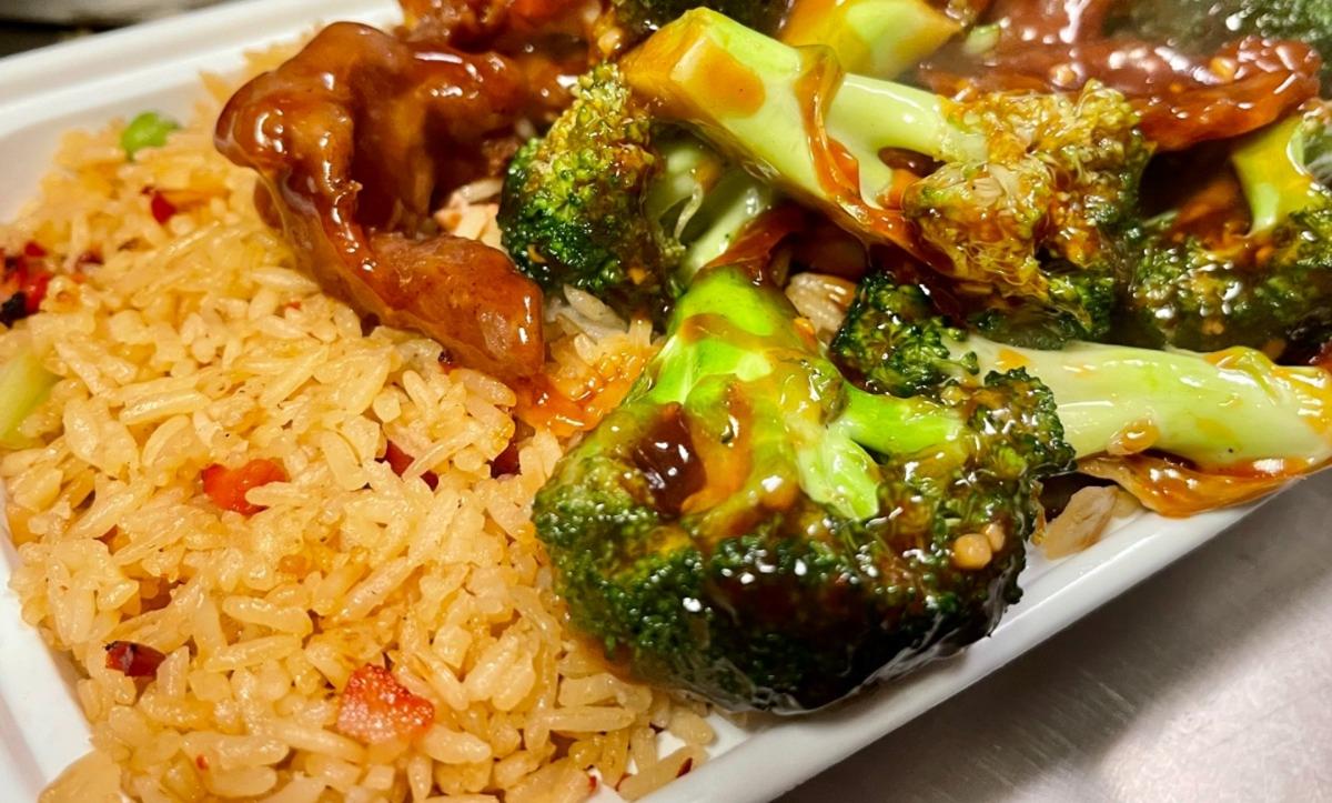 L13. Beef with Broccoli in Garlic Sauce Lunch Special